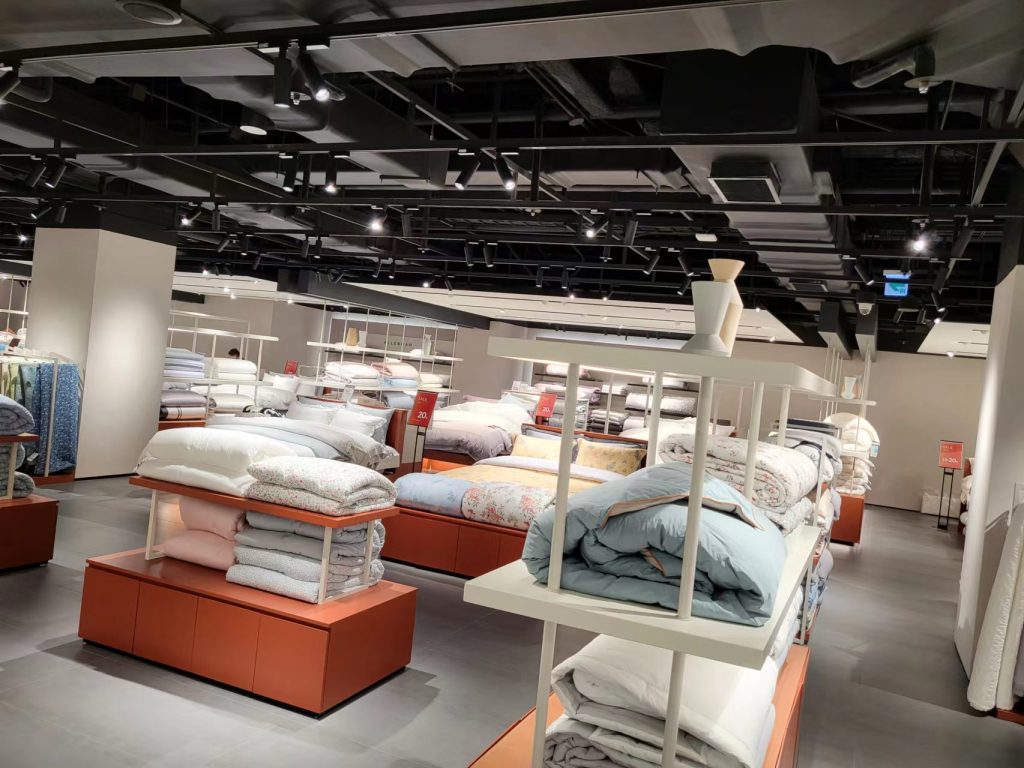 High CRI commercial lighting for retail display in shopping mall