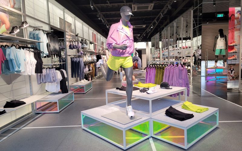 Track Lighting for Showroom Design – Flexible Spotlight Solution Case Study