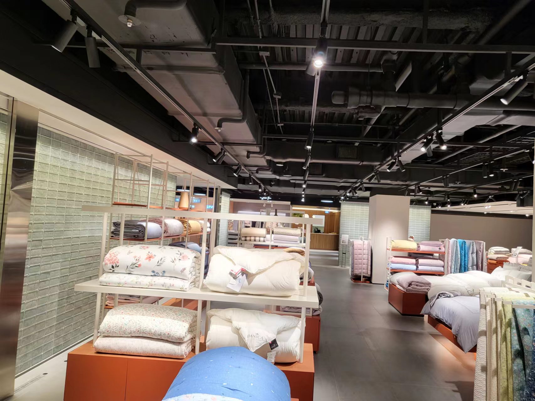retail bedding display lighting with LED track lighting in department store