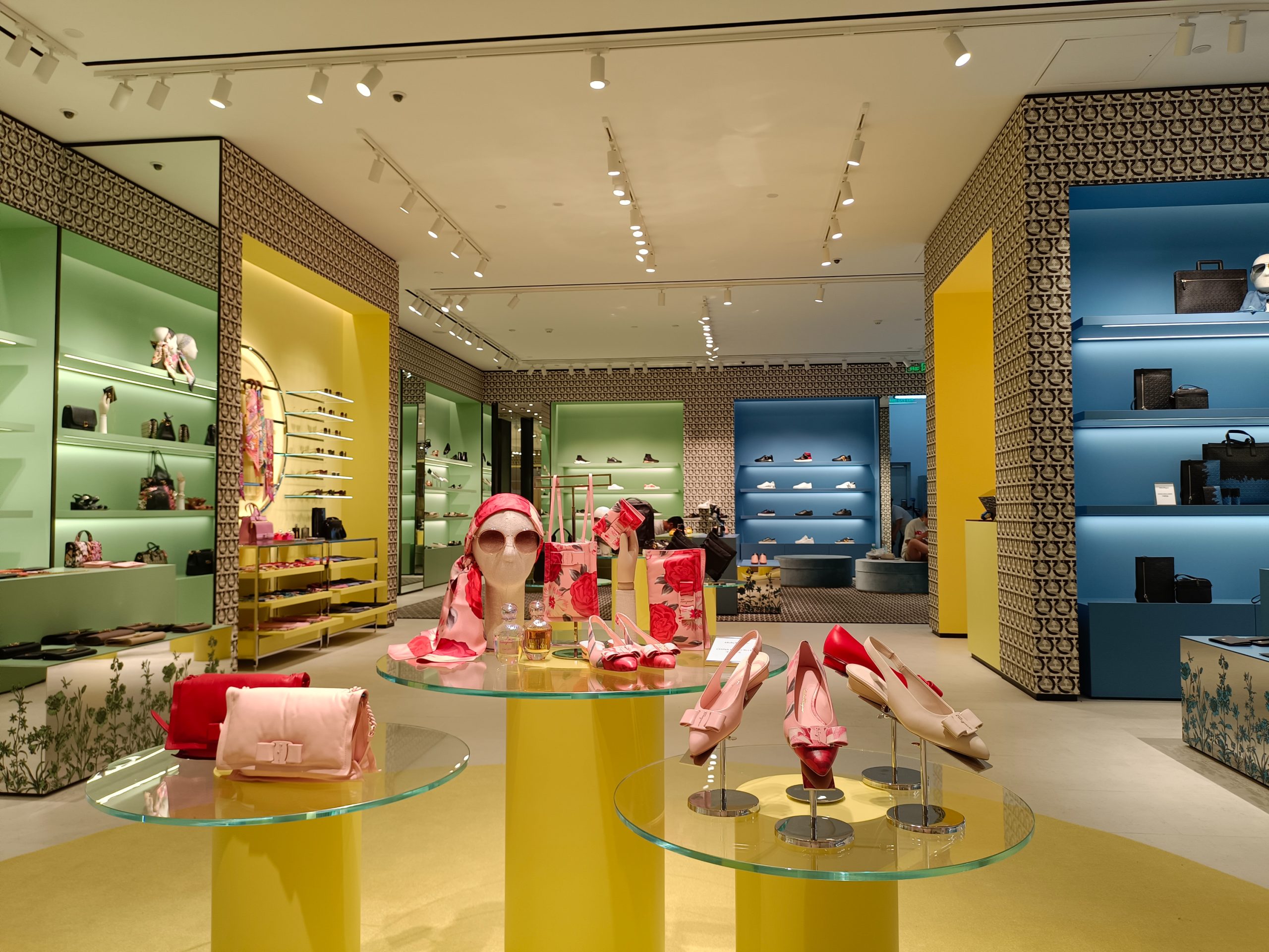 Luxury boutique retail lighting with LED track lights