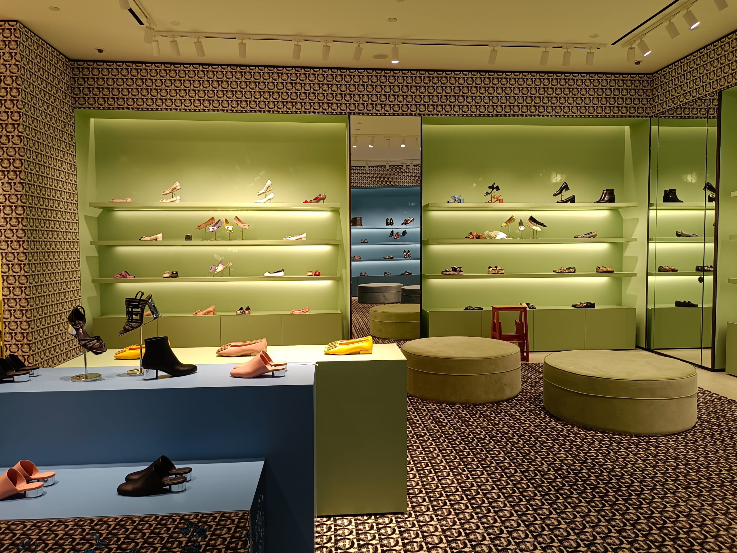 Retail display lighting for boutique store shelves