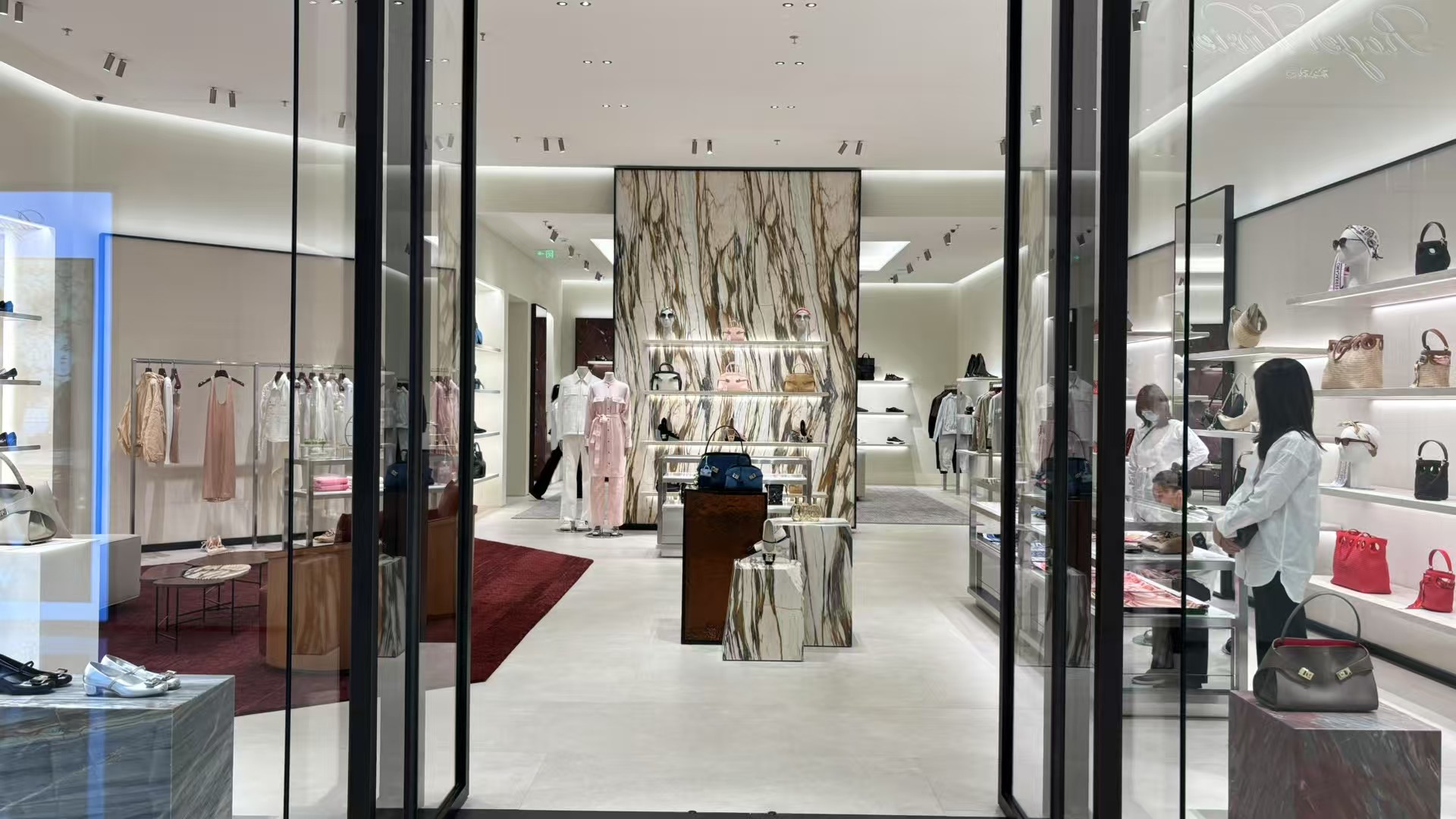 Boutique retail accent lighting for luxury products