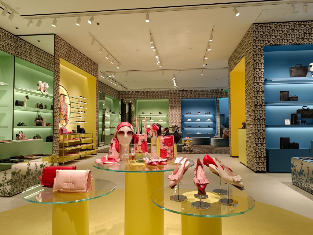 retail track lighting store display design in boutique lighting environment