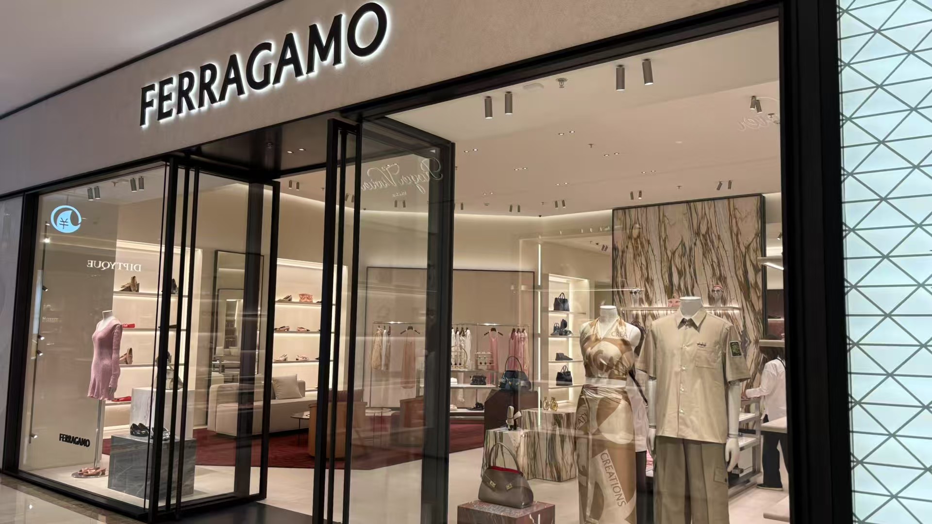 Luxury fashion store lighting with LED track lights