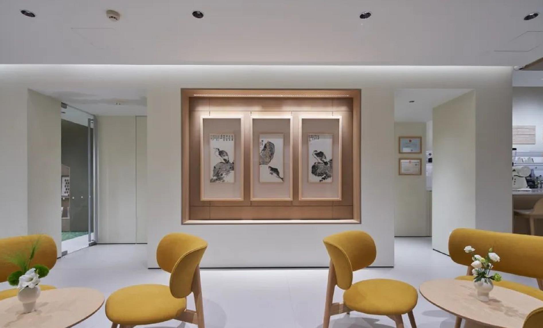 NIO showroom lounge area with modern recessed lighting and comfortable customer seating environment