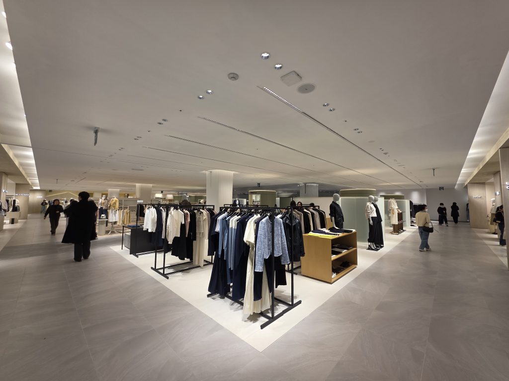 Commercial lighting in shopping mall using downlights and linear lighting system