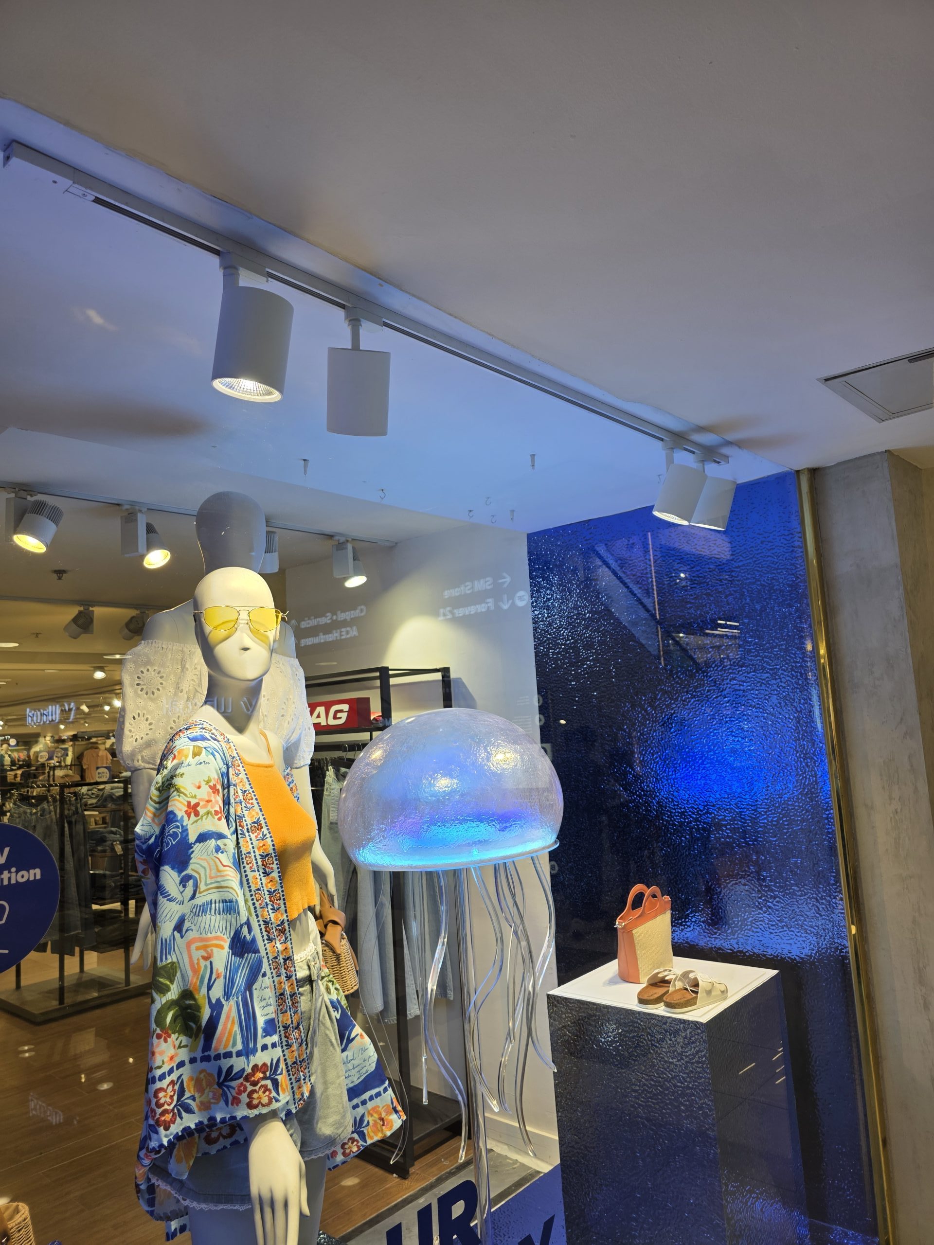 retail window display lighting using LED track lights
