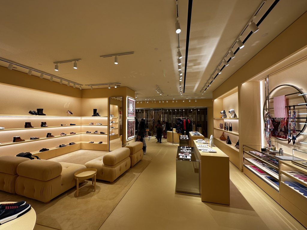 Linear lighting combined with track lighting in retail store lighting design