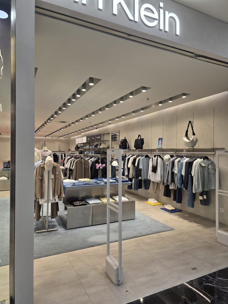 Recessed downlights creating clean ceiling lighting