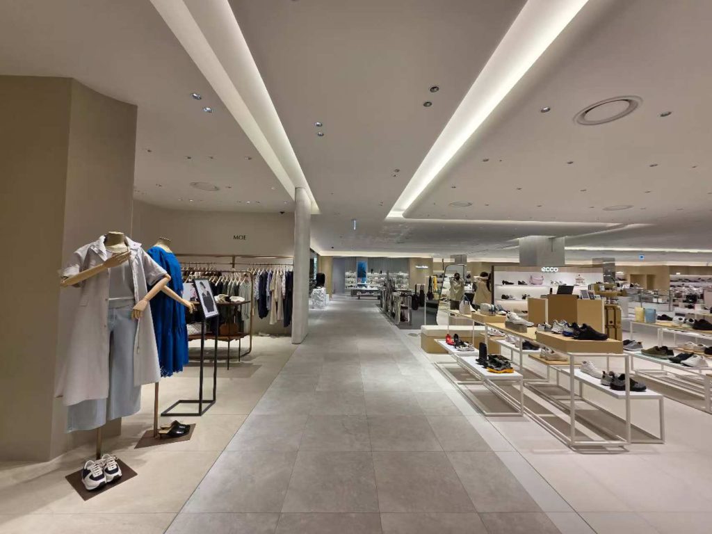 Recessed downlight providing ambient lighting in retail store