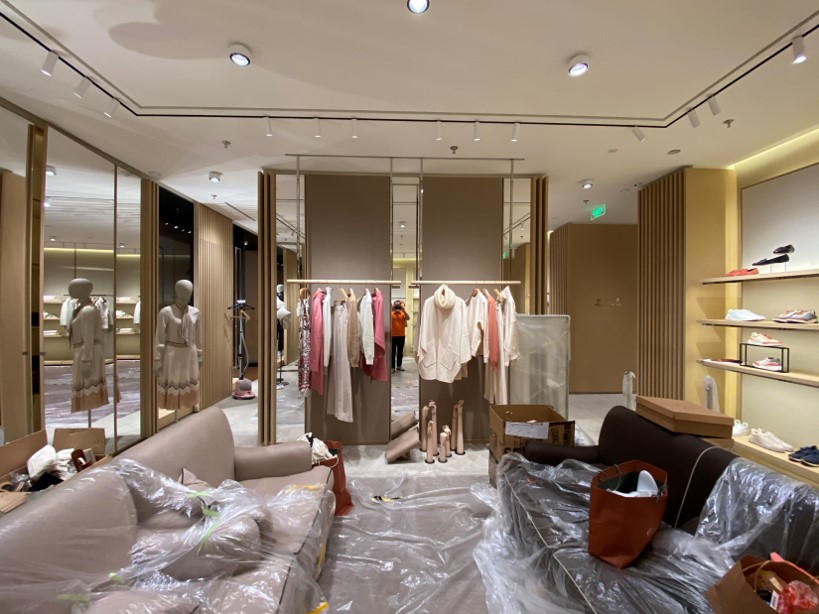 Layered retail lighting combining track lighting, linear lighting and downlight