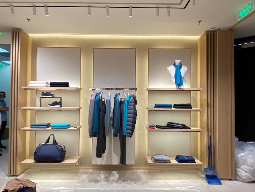 24 degree beam angle track lighting in retail store highlighting products