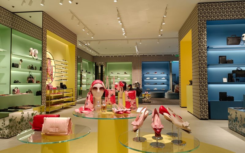 Best Lighting for Showrooms: How to Highlight Products Effectively