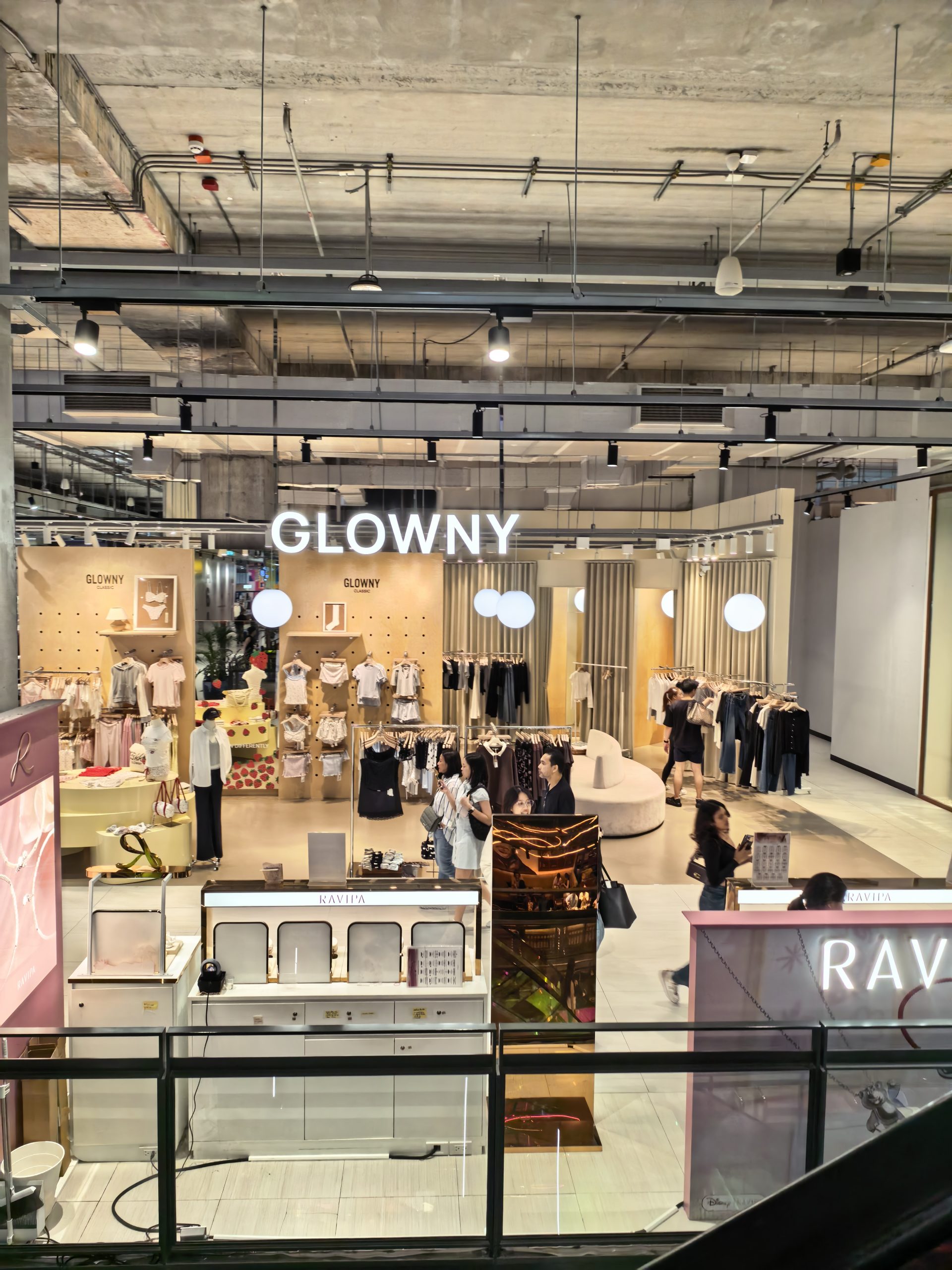 Fashion retail store lighting in Thailand shopping mall