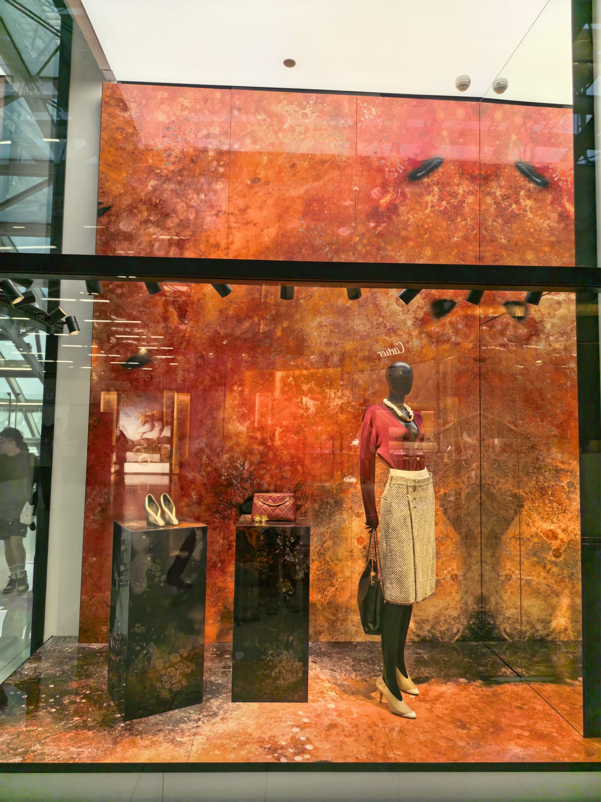 Thailand shopping mall retail window display lighting with track spotlights